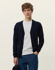 Greyson Merino Cardigan i dark marineblå sett fra siden, cardigan fra Les Deux hos Image Mandal