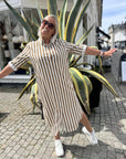 Zalindasz Shirt Dress i Tiger's Eye Ice Stripe, kjole fra Saint Tropez hos Image Mandal