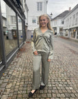 Charlina Shirt i agave grønn nærbilde av detaljer, bluse fra MBYM hos Image Mandal