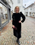 Ava Embellished i sort detaljbilde, kjole fra Pia Tjelta hos Image Mandal