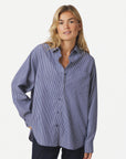 Dalma B Stripe Shirt i midnight blå i bomull, bluse fra Neo Noir hos Image Mandal