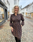 Siri Short Dress i rosa flower nærbilde av detaljer, kjole fra Milli & Me hos Image Mandal