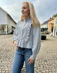 Petrine Stripe Blouse i blå styling-inspirasjon, skjorte fra Neo Noir hos Image Mandal