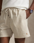 Traveler-Mid-Trunk i beige nærbilde av detaljer, shorts fra Polo Ralph Lauren hos Image Mandal