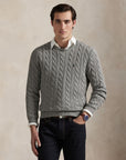Long-Sleeve Driver Crewneck Pullover i grå sett fra siden, genser fra Polo Ralph Lauren hos Image Mandal