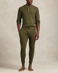 Long-Sleeve Henley Sleep Top i grønn sett fra siden, overdel fra Polo Ralph Lauren hos Image Mandal