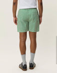 Stripe Seersucker Swim Shorts i grønn bakfra, badetøy fra Les Deux hos Image Mandal