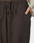 Heifa Linen Pants i dark brun sett fra siden, bukse fra Neo Noir hos Image Mandal