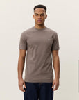 Core Contrast T-Shirt i brun sett fra siden, t-skjorte fra Les Deux hos Image Mandal