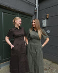Baia Poplin Dress i brun alternativt utsnitt, kjole fra Neo Noir hos Image Mandal