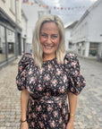 Kikka Rosy Dress i sort styling-inspirasjon, kjole fra Neo Noir hos Image Mandal