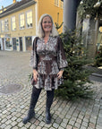 Malfida Paisley Border Dress i dark brown, kjole fra Neo Noir – Image Mandal