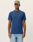 Norregaard Contrast T-shirt i blå sett fra siden, t-skjorte fra Les Deux hos Image Mandal