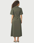 Baia Poplin Dress i army bakfra, kjole fra Neo Noir hos Image Mandal