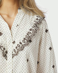 Degas Dot Blouse i offwhite stylet antrekk, skjorte fra Neo Noir hos Image Mandal