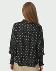 Camisa Dot Blouse i sort nærbilde av detaljer, skjorte fra Neo Noir hos Image Mandal