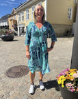 brazil blue middy poppy i - - - -, kjole fra Oneseason, sett fra siden – Image Mandal
