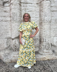 Holly Print Dress i gul ekstra vinkel, kjole fra Golightly hos Image Mandal
