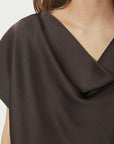 Annabeth heavy sateen tee i Dark Brown, bluse fra Neo Noir hos Image Mandal