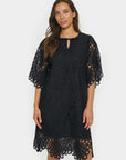Jiliannasz Dress i sort i polyester, kjole fra Saint Tropez hos Image Mandal