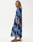 Barbuda Long Poppy på modell, kjole fra Oneseason hos Image Mandal