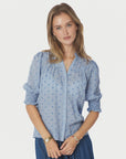 Diana Dobby S Blouse i lyseblå stylet antrekk, skjorte fra Neo Noir hos Image Mandal
