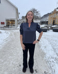 Roella Heavy Sateen Blouse i marineblå detaljbilde, bluse fra Neo Noir hos Image Mandal