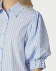 Etta Stripe Stone Shirt i lyseblå sett fra siden, skjorte fra Neo Noir hos Image Mandal