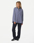 Dalma B Stripe Shirt i marineblå nærbilde av detaljer, bluse fra Neo Noir hos Image Mandal