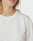 Asha Boxy Tee i hvit på modell, t-skjorte fra Neo Noir hos Image Mandal