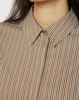 Ritta Stripe Shirt i light brun sett fra siden, skjorte fra Neo Noir hos Image Mandal