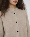 Alphagz Short Cardigan Noos på modell, cardigan fra Gestuz hos Image Mandal