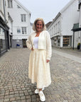 Safron Skirt i cream, skjørt fra Urban Pioneers, stylet – Image Mandal