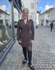 Exa Dress i sort coffe nærbilde av detaljer, kjole fra Urban Pioneers hos Image Mandal
