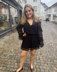Lola Sleeve Dress i sort sett fra siden, kjole fra Designers Remix hos Image Mandal