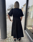 Poppycc Emb Pleat Dress i sort nærbilde av detaljer, kjole fra Co'couture hos Image Mandal