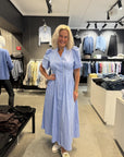 Terancc Stripe Pleat Dress i pale blå stylet antrekk, kjole fra Co'couture hos Image Mandal