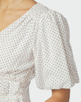 Sapura Mini Dot Blouse i hvit sett fra siden, bluse fra Neo Noir hos Image Mandal