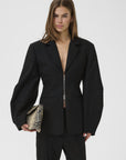 Gztitta Blazer i sort stylet antrekk, blazer fra Gestuz hos Image Mandal