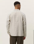 Linen Overshirt i light sand nærbilde av detaljer, overdel fra Les Deux hos Image Mandal