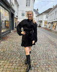 Aliahrv Dress i sort på modell, kjole fra Ravn Ravn hos Image Mandal