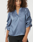 Alvira Drapy Satin Blouse i dus blå i polyester, bluse fra Neo Noir hos Image Mandal