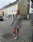 Shinya Dress i grå alternativt utsnitt, kjole fra MBYM hos Image Mandal