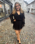 Lola Sleeve Dress i sort i polyester, kjole fra Designers Remix hos Image Mandal