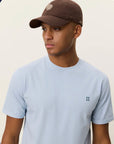 Norregaard Contrast T-shirt i blå stylet antrekk, t-skjorte fra Les Deux hos Image Mandal