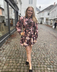 Aberto Big Flower Dress i sort i polyester, kjole fra Neo Noir hos Image Mandal