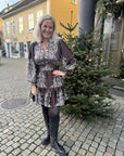 Malfida Paisley Border Dress i dark brown, kjole fra Neo Noir, bilde 10 – Image Mandal