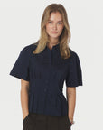 Balara Poplin Shirt i marineblå bakfra, skjorte fra Neo Noir hos Image Mandal