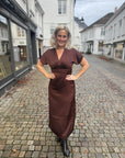 Safira V-dress i dark brun sett fra siden, kjole fra Co'couture hos Image Mandal