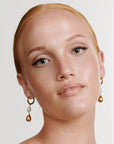 Laura - Pearl Hoop Earrings Stainless Steel sett fra siden, tilbehør fra Timi Of Sweden hos Image Mandal